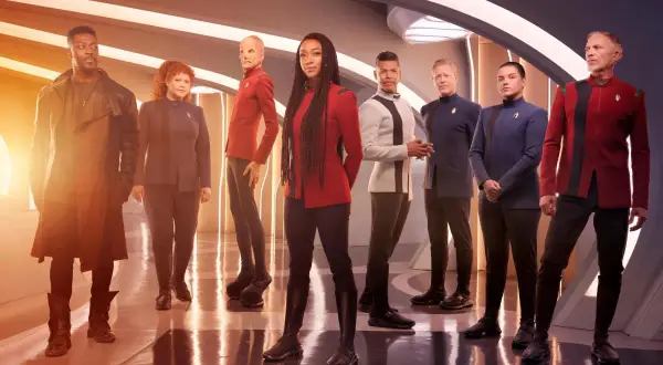 Star Trek Discovery obsada w futurystycznych strojach, gotowa na nowe misje.