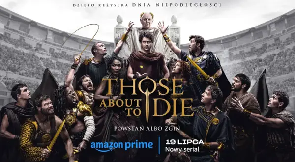 Obsada serialu Those About to Die w antycznych strojach, z gladiatorem w złotej zbroi na pierwszym planie.