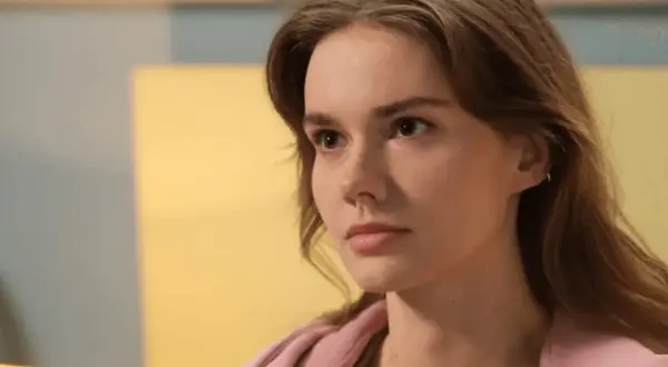 Dominika Kachlik w różowej bluzie, zamyślona. Czy jej postać odchodzi z M jak Miłość?