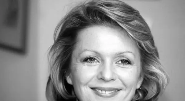 Uśmiechnięta Gabriela Kownacka z burzą jasnych włosów.