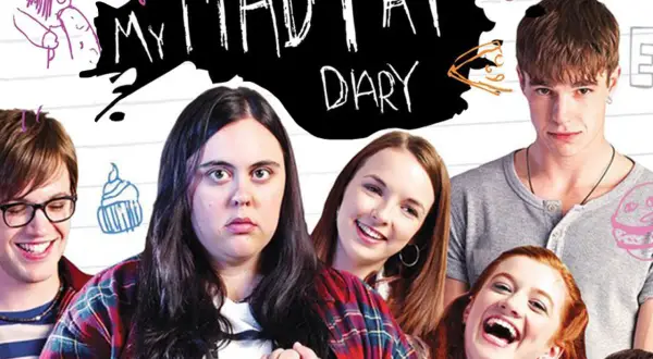 Plakat serialu "My Mad Fat Diary" z młodymi ludźmi. Główna bohaterka ma zmartwioną minę, podczas gdy jej przyjaciele się śmieją.