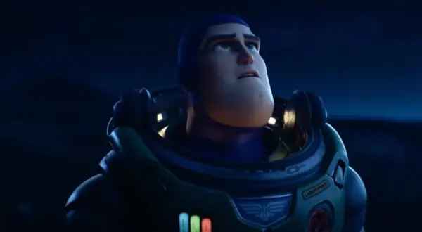 Buzz Lightyear w skafandrze kosmicznym, zamyślony, spogląda w górę. Jego astralna podróż dopiero się zaczyna.
