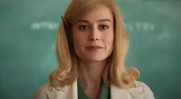 Brie Larson jako nauczycielka w serialu "Lekcje chemii" przed tablicą.