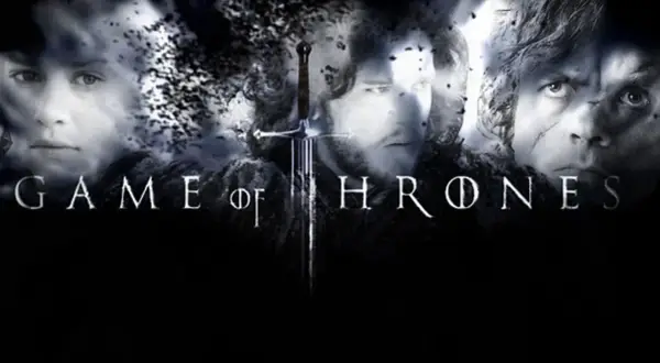 Twarze Jona Snowa, Tyriona i Aryi Stark na tle miecza i napisu "Game of Thrones".