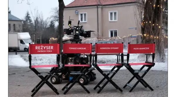 Cztery reżyserskie krzesła z napisami: REŻYSER PATRICK YOKA, TOMASZ KAROLAK, AGNIESZKA DYGANT, PIOTR ADAMCZYK.