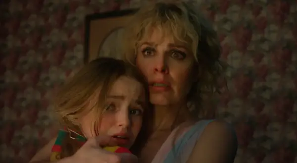 Przerażone twarze matki i córki w stylu Stranger Things 1. Ciemne, niepokojące tło.