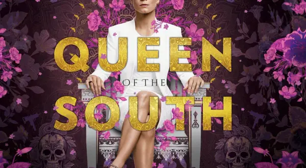 Teresa Mendoza w białej marynarce i okularach przeciwsłonecznych, siedząca na tronie. Napis "QUEEN OF THE SOUTH" i motywy kwiatowe. Obsada serialu.