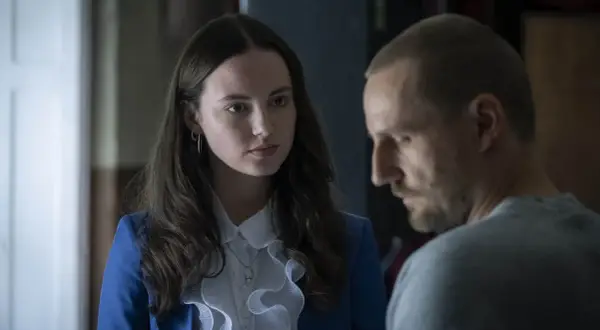 Młoda kobieta w niebieskiej marynarce i mężczyzna w szarym t-shircie. Czy to scena z serialu "Dzień dobry kocham cię obsada"?