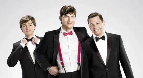 Trzech panów w garniturach: Ashton Kutcher, Jon Cryer i Angus T. Jones, czyli bohaterowie serialu "Dwóch i pół".
