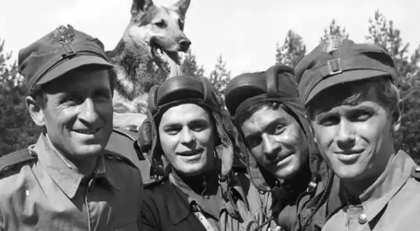 Czterej pancerni i pies: Janek, Gustaw, Grześ, Olgierd i Szarik pozują do zdjęcia.