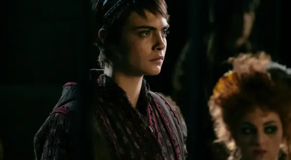 Cara Delevingne jako Vignette Stonemoss, jedna z gwiazd serialu Carnival Row, w mrocznym, fantastycznym świecie.