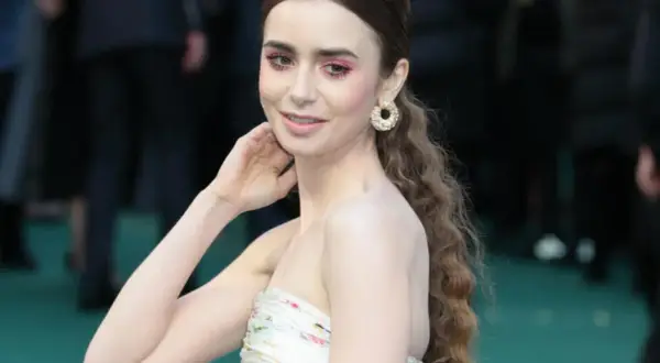 Lily Collins, gwiazda serialu "Emily w Paryżu", w kwiecistej sukni i z błyszczącymi kolczykami.