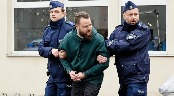 Dwóch policjantów eskortuje zatrzymanego mężczyznę w kajdankach. Czy to finałowa scena, która wyjaśni, ile odcinków ma "Ukryta prawda"?
