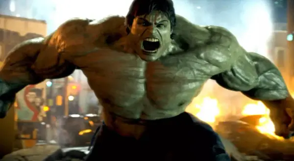 Wściekły Hulk, gwiazda filmu, w furii niszczy miasto. Niezwykła obsada filmu "Incredible Hulk" w akcji.