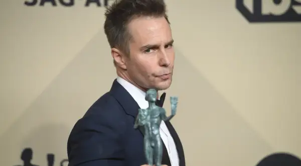 Sam Rockwell, członek obsady "Trzy billboardy za Ebbing, Missouri", trzyma statuetkę SAG Awards.