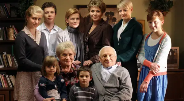 Rodzina z serialu "M jak Miłość" w komplecie. Zastanawiasz się, co się stało z serialem M jak Miłość? Oto oni, bohaterowie, którzy tworzyli jego historię.