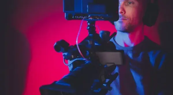 Scenarzysta filmowy: Jak wygląda praca, zarobki i droga do kariery?