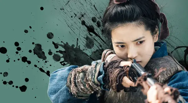 Kim Tae-ri jako Go Ae-shin w "Mr. Sunshine" z karabinem w ręku, gotowa do strzału.