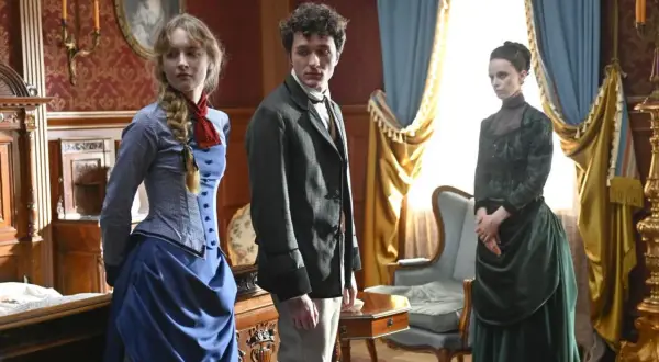 Matylda serial TVP: młoda kobieta w niebieskiej sukni, mężczyzna w marynarce i kobieta w zielonej kreacji stoją w bogato zdobionym pokoju.