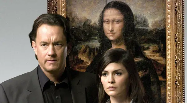 Tom Hanks i Audrey Tautou, główni bohaterowie filmu Kod da Vinci, pozują przed obrazem Mona Lisa.