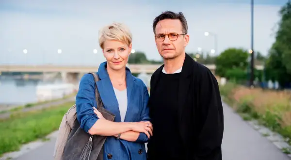 Para, która daje sobie drugą szansę, stoi na tle bulwaru.