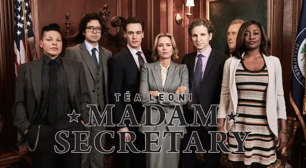 Obsada serialu "Madam Secretary" w eleganckich strojach, gotowa do działania.