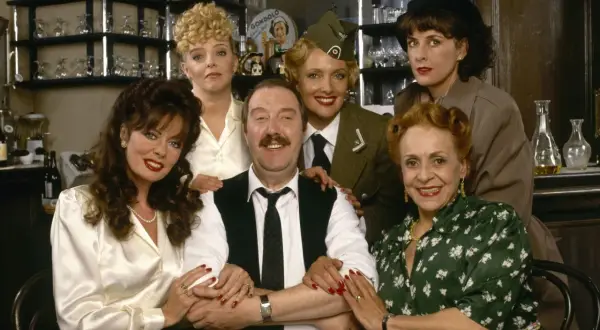 Allo allo! Właściciel kawiarni René Artois z żoną Edith i pracownicami, w tym niemiecką oficer.