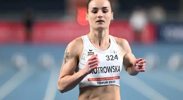 Aleksandra Piotrowska, lekkoatletka, biegnie na torze.
