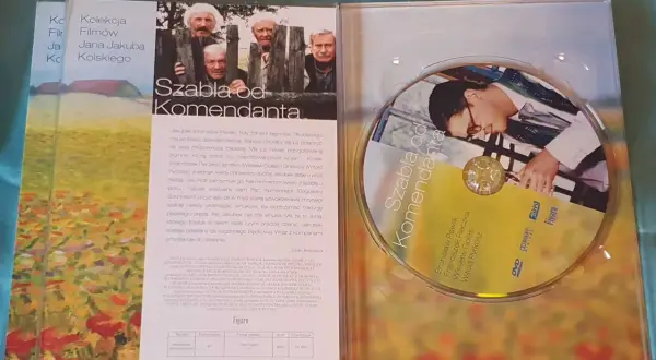 Okładka filmu "Szabla od komendanta" z Bronisławem Pawlikiem i innymi aktorami. Na płycie DVD widnieje tytuł filmu i nazwiska aktorów.
