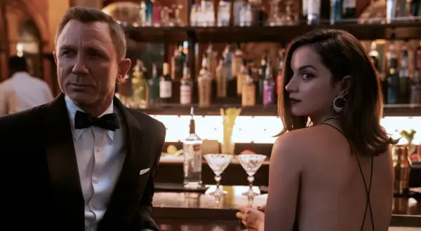 James Bond w smokingu i Paloma w eleganckiej sukni przy barze. Czy to ostatnia noc, gdy nie czas umierać?