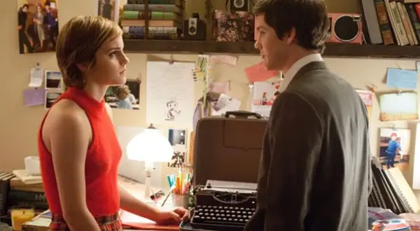 Charlie i Sam z obsady "The Perks of Being a Wallflower" stoją przy biurku z maszyną do pisania.
