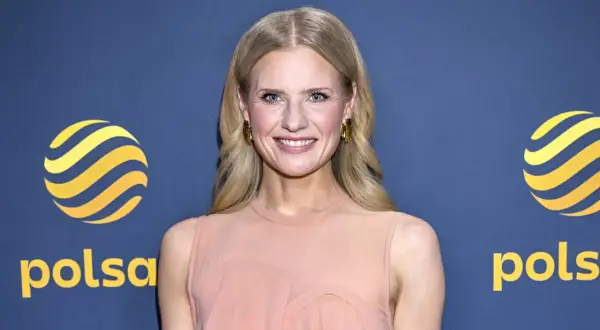 Uśmiechnięta Wiktoria Gorodeckaja, której wzrost jest imponujący, pozuje na tle logo Polsat.