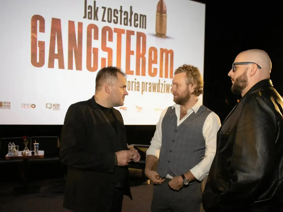 Trzech mężczyzn rozmawia na tle napisu "Jak zostałem gangsterem obsada".