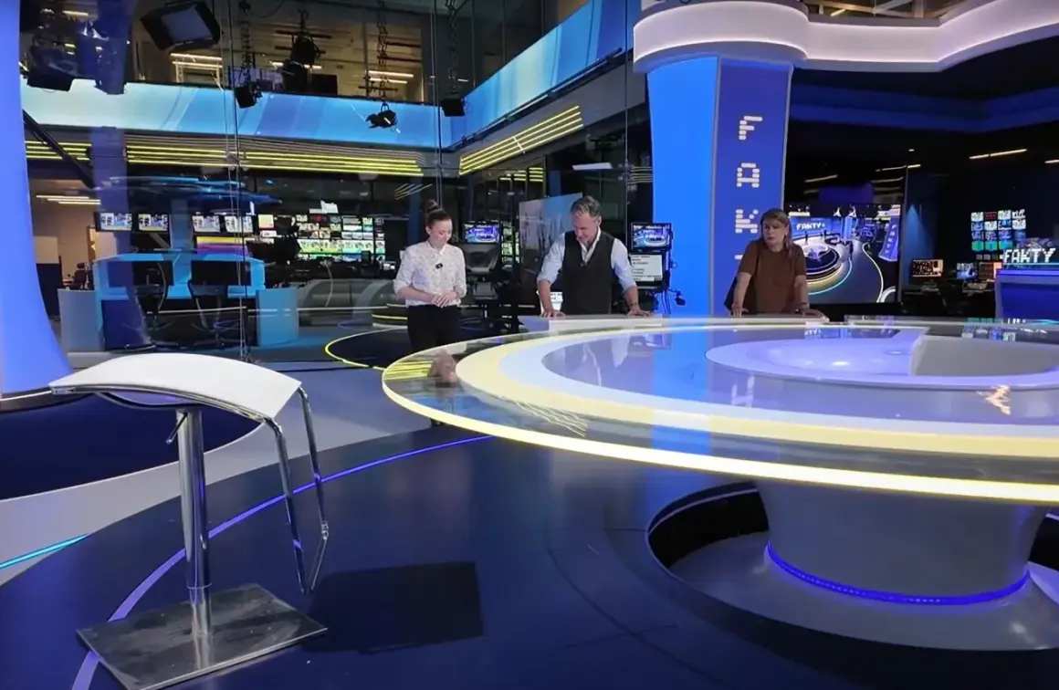 Trzy osoby stoją przy okrągłym stole w nowoczesnym tvn studio sękocin. W tle monitory i sprzęt.