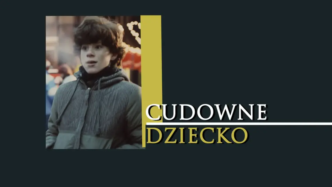 Chłopiec w kurtce z kapturem, z tekstem "Cudowne dziecko".