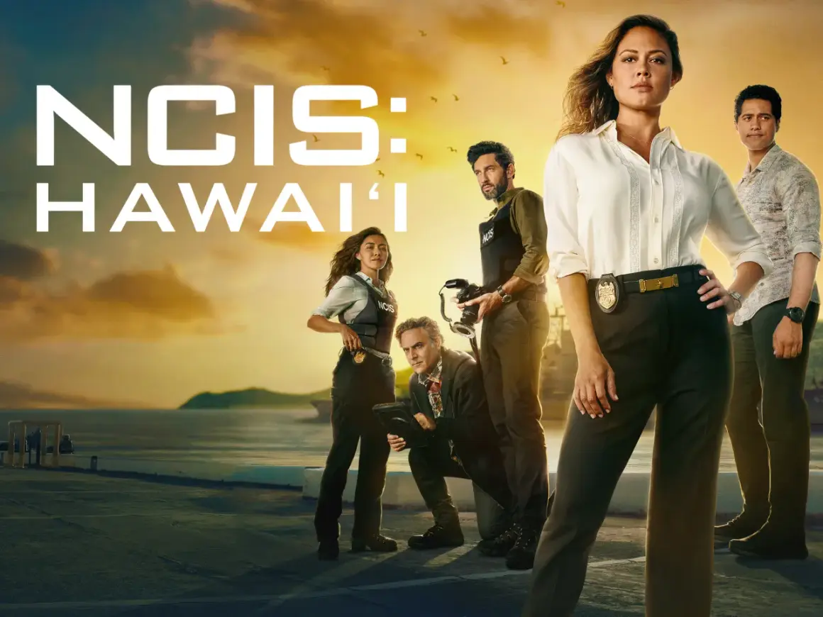 NCIS: Hawaii obsada w pełnym składzie, gotowa do akcji na tle zachodzącego słońca.