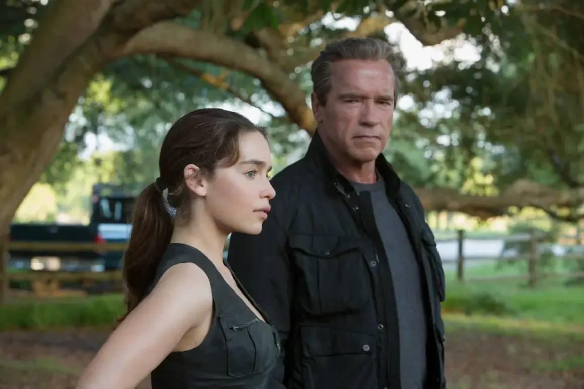 Arnold Schwarzenegger i Emilia Clarke, gwiazdy Terminator Genisys, w plenerze.