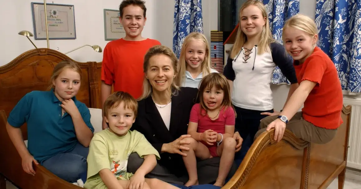 Sophie von der Leyen z siedmiorgiem dzieci, wesoła rodzina w domu.