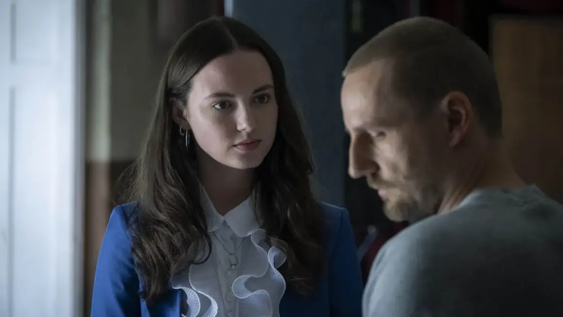 Młoda kobieta w niebieskiej marynarce i mężczyzna w szarym t-shircie. Czy to scena z serialu "Dzień dobry kocham cię obsada"?
