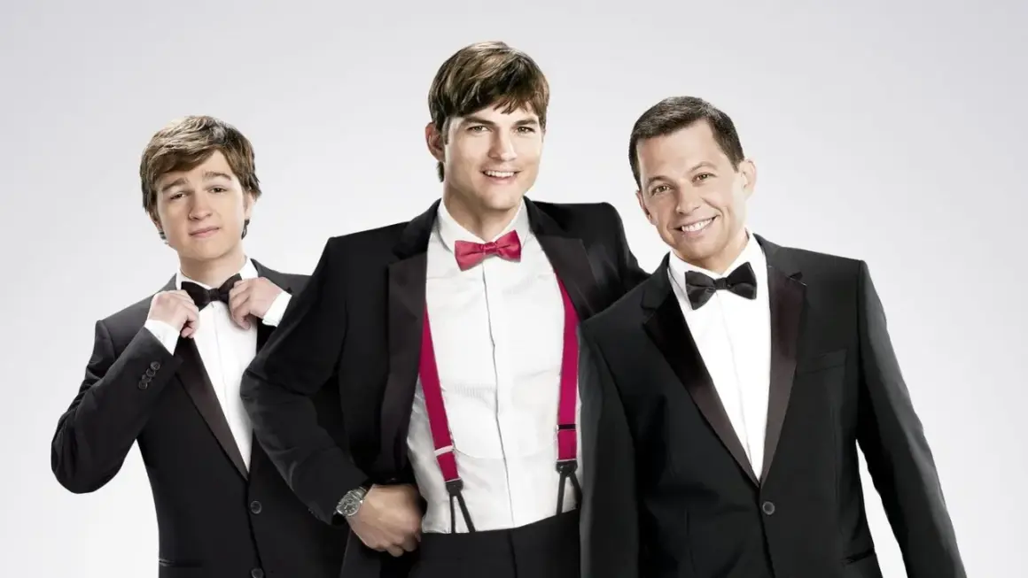 Trzech panów w garniturach: Ashton Kutcher, Jon Cryer i Angus T. Jones, czyli bohaterowie serialu "Dwóch i pół".