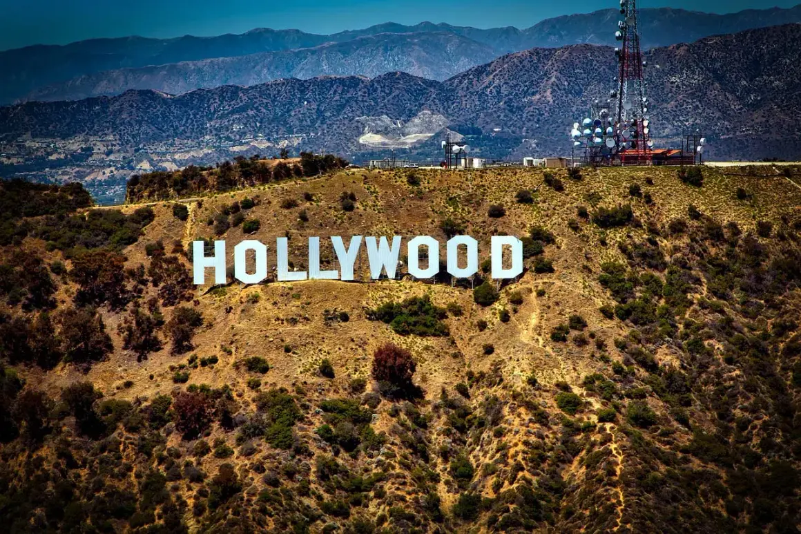 Słynny napis HOLLYWOOD na wzgórzu, który odpowiada na pytanie, gdzie leży Hollywood. W tle góry i wieża telekomunikacyjna.