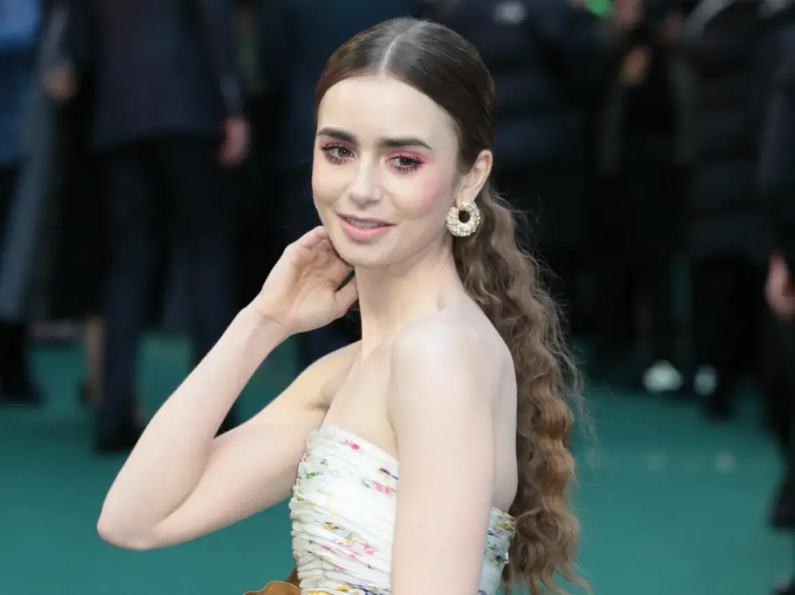 Lily Collins, gwiazda serialu "Emily w Paryżu", w kwiecistej sukni i z błyszczącymi kolczykami.