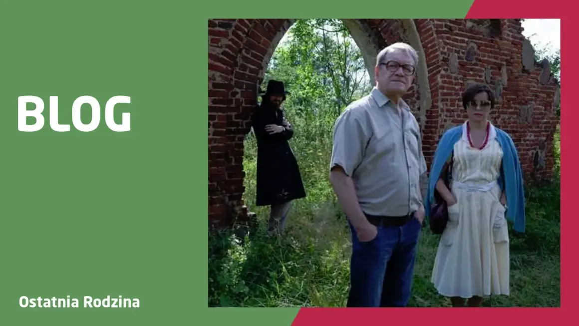 Trzy osoby stoją na tle zrujnowanej ceglanej budowli. W centrum starszy mężczyzna, po jego prawej stronie kobieta, a w oddali, w łuku, mężczyzna w czarnym płaszczu. To obsada filmu "Ostatnia rodzina".
