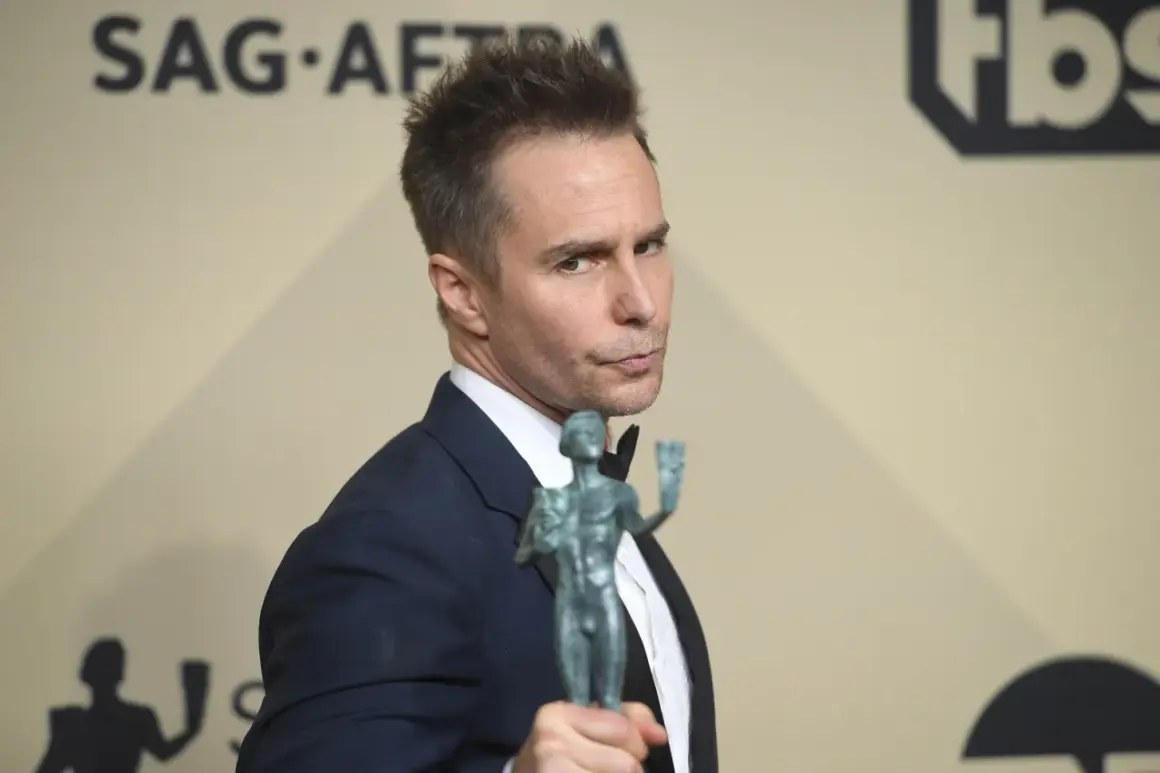 Sam Rockwell, członek obsady "Trzy billboardy za Ebbing, Missouri", trzyma statuetkę SAG Awards.