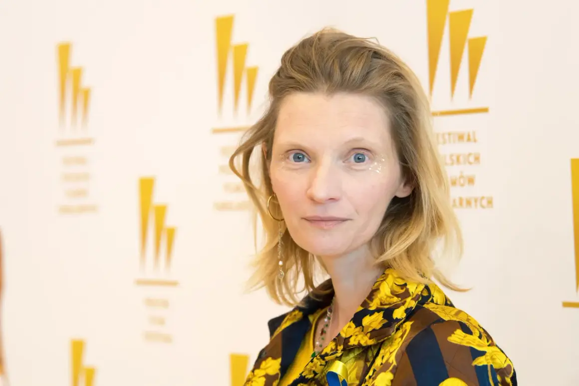 Agata Buzek, znana z imponującego wzrostu, w barwnej stylizacji z błyszczącymi akcentami na twarzy.