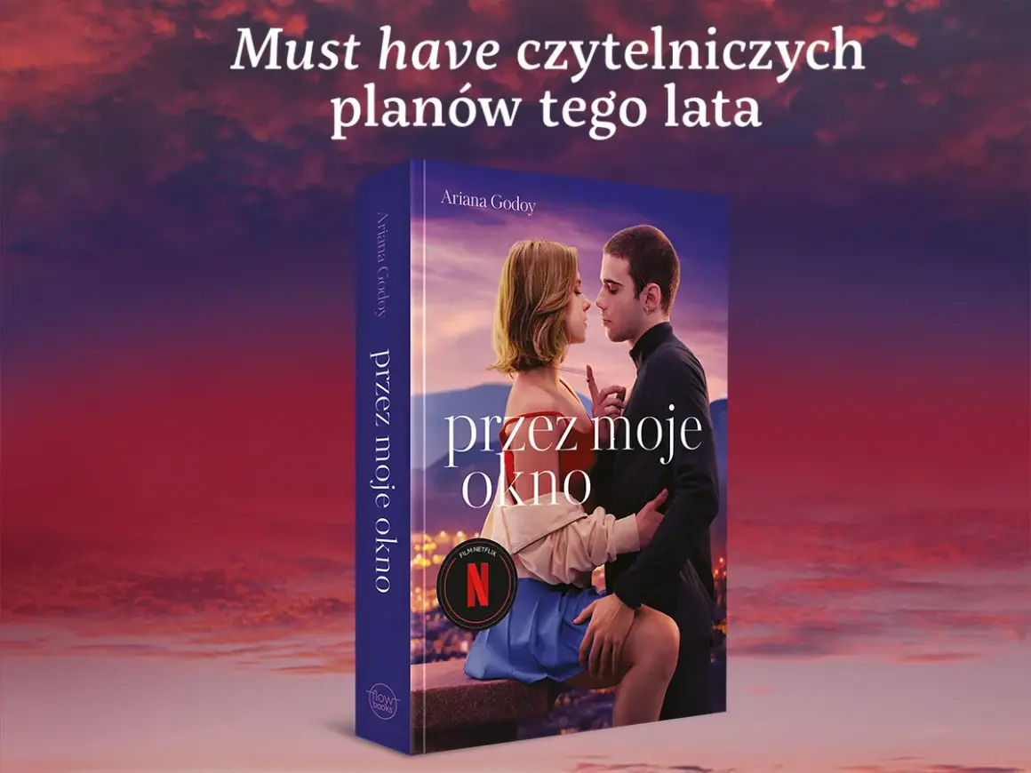 Okładka książki "Przez moje okno" z parą w romantycznym uścisku na tle zachodzącego słońca. Idealna lektura na lato.