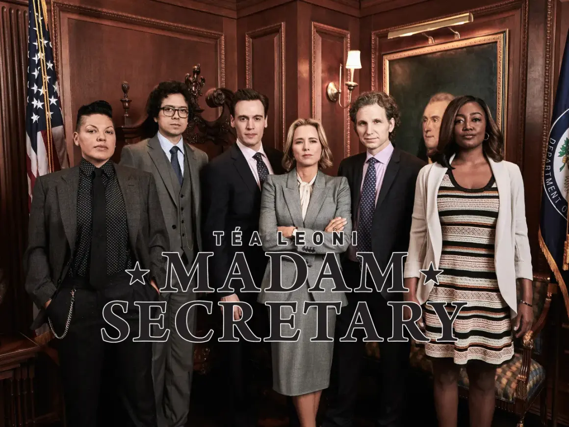 Obsada serialu "Madam Secretary" w eleganckich strojach, gotowa do działania.