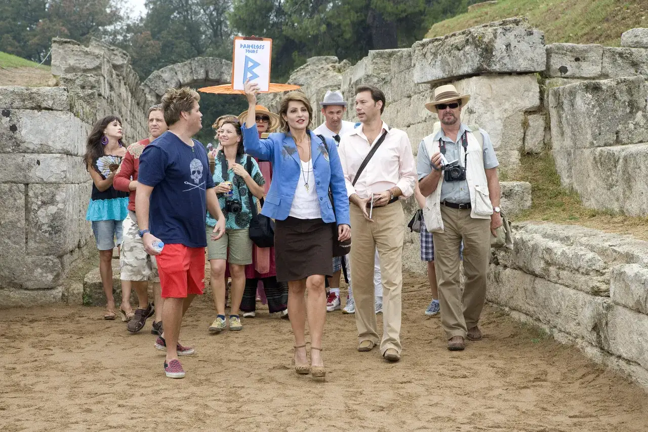 Grupa turystów na greckiej wycieczce, w tym obsada filmu 