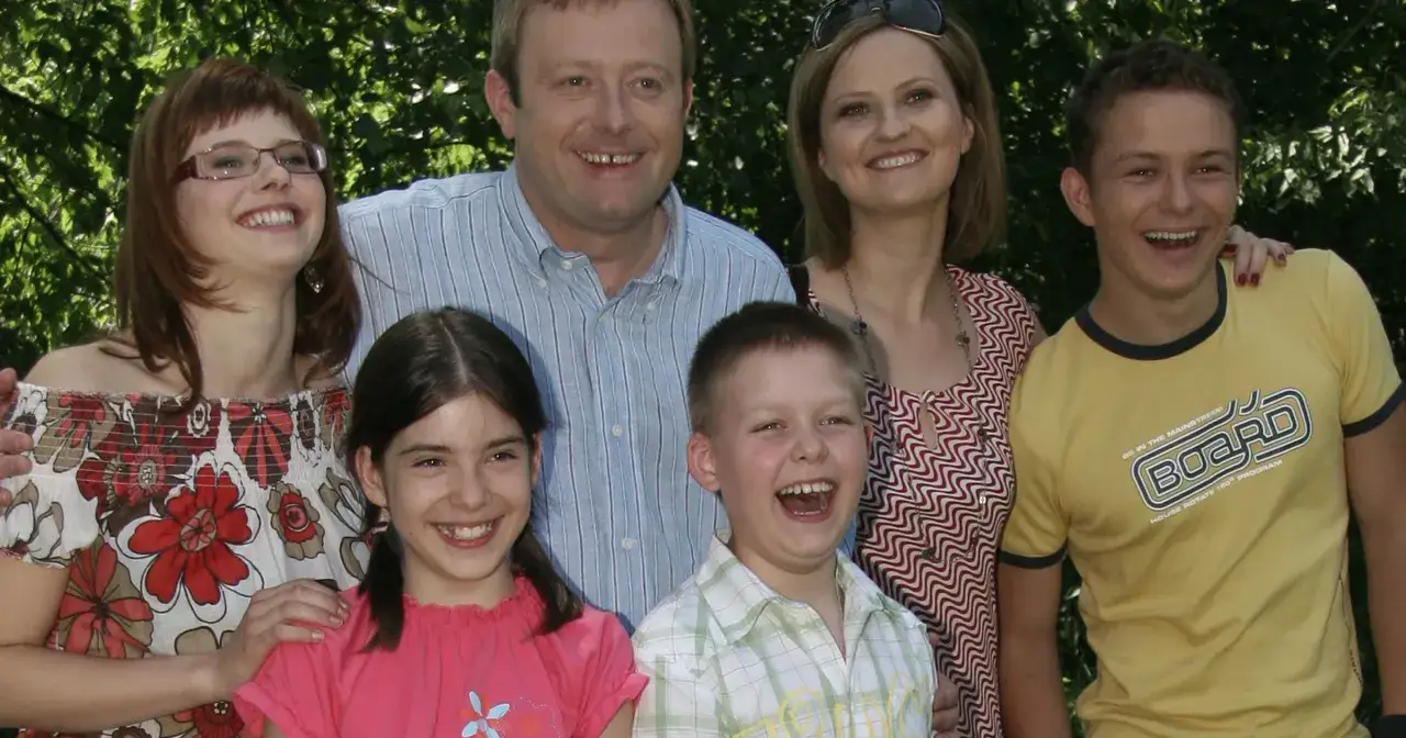 Uśmiechnięta rodzina, w tym aktorka z serialu 