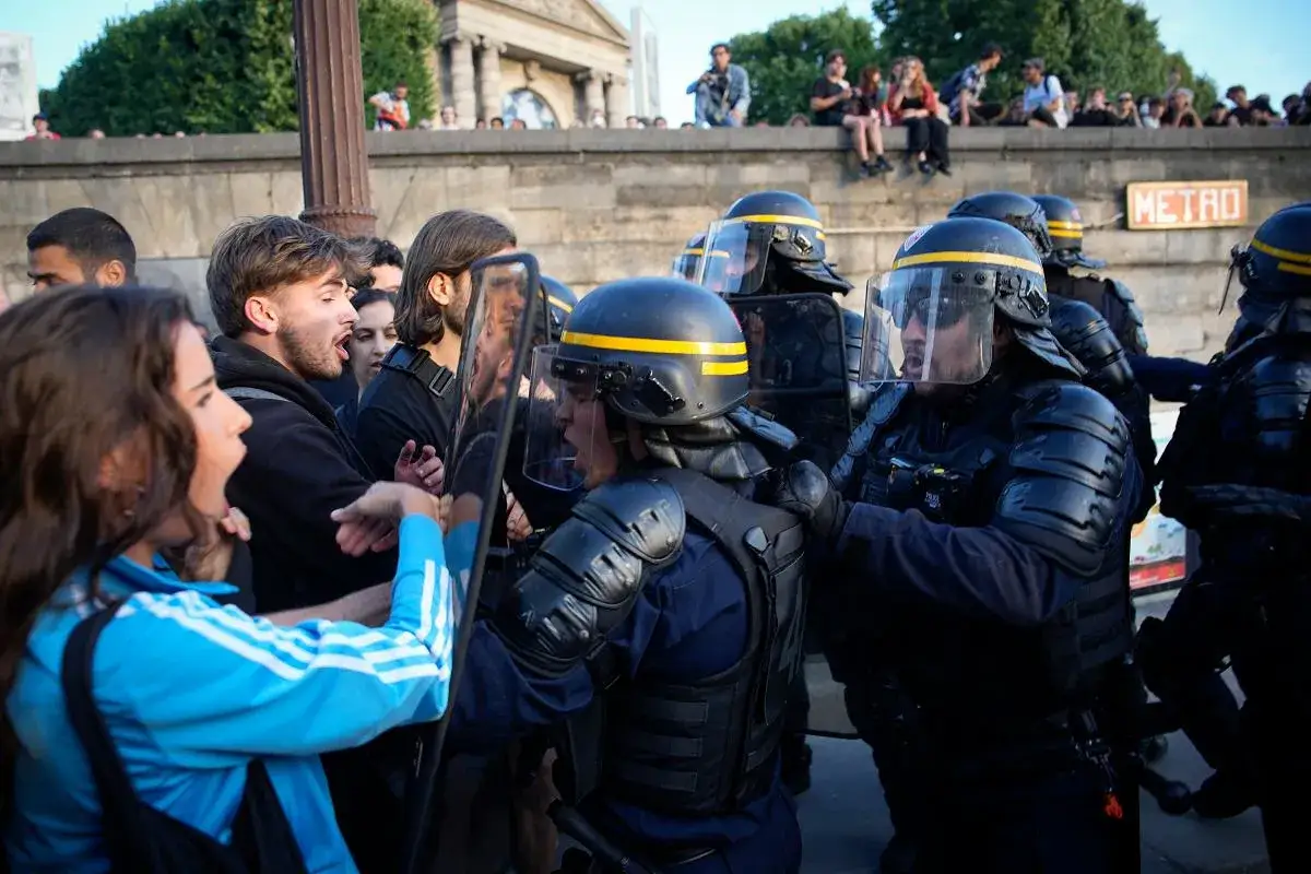 Napięta atmosfera w Paryżu. Tłum ludzi kontra policja w pełnym rynsztunku. Czy to zapowiedź paryskiego